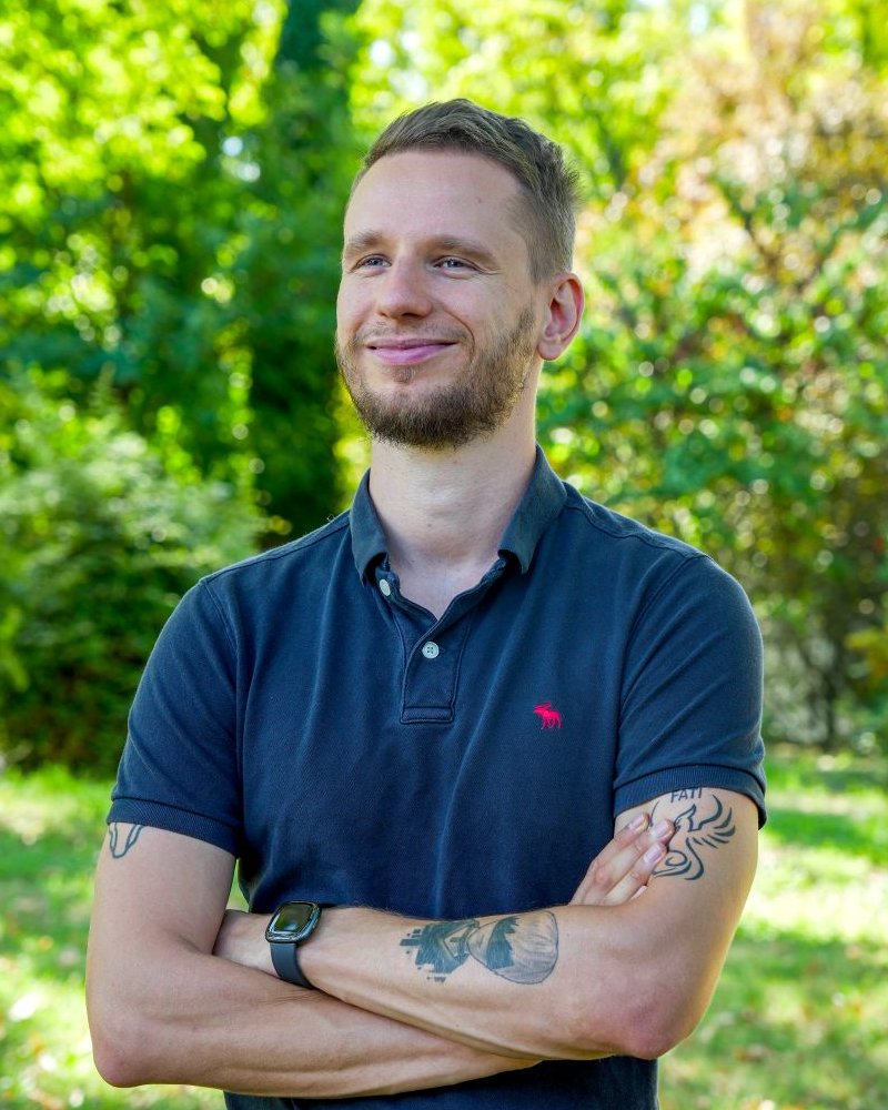 Brice Schwartz, bras croisés, en extérieur
