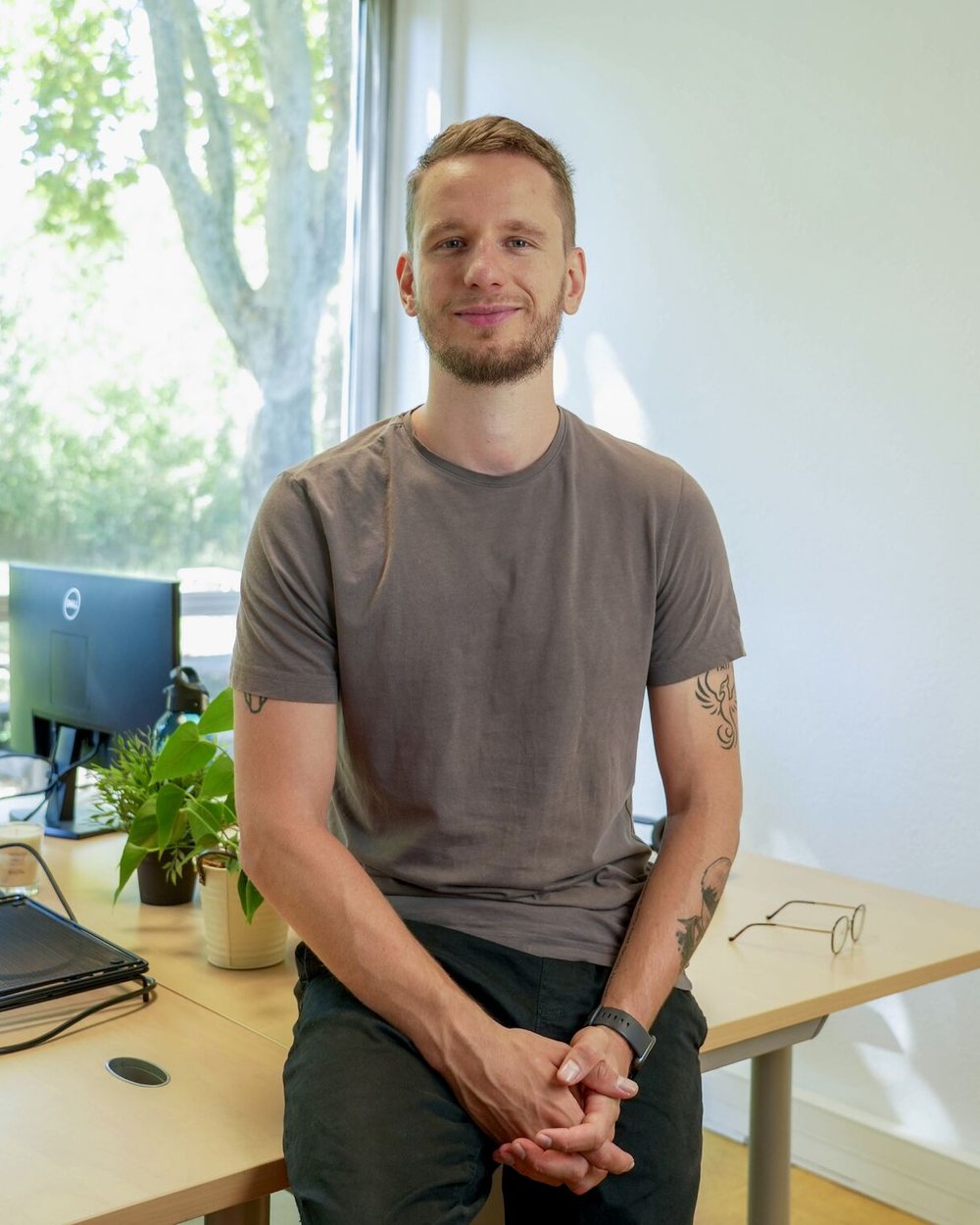 Brice Schwartz, assis sur son bureau