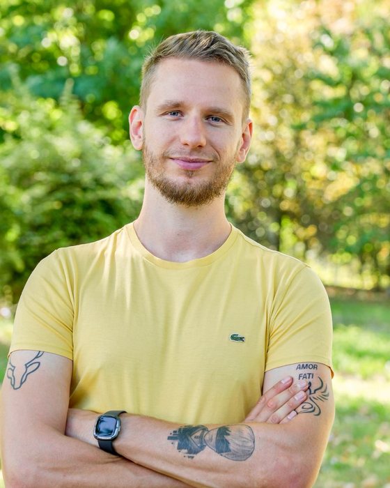 Brice Schwartz, bras croisés, en extérieur
