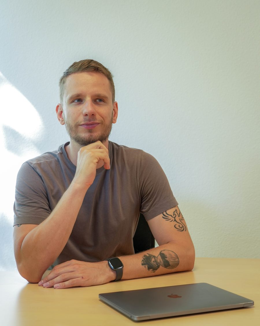 Brice Schwartz, pensif, la main sous le menton
